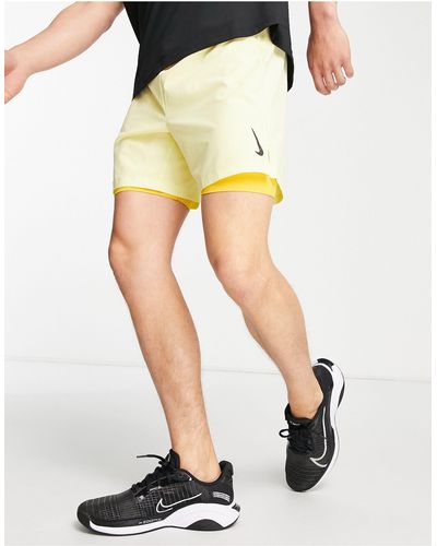 Nike Nike yoga – 2-in-1-shorts aus webstoff - Gelb