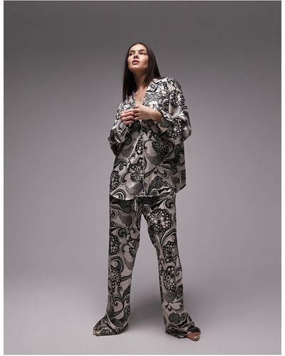 TOPSHOP – paspelierter satin-pyjama aus hemd und hose mit wirbelmuster - Grau