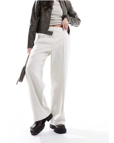 ONLY Pantaloni a vita alta a fondo ampio color pietra con pieghe - Bianco