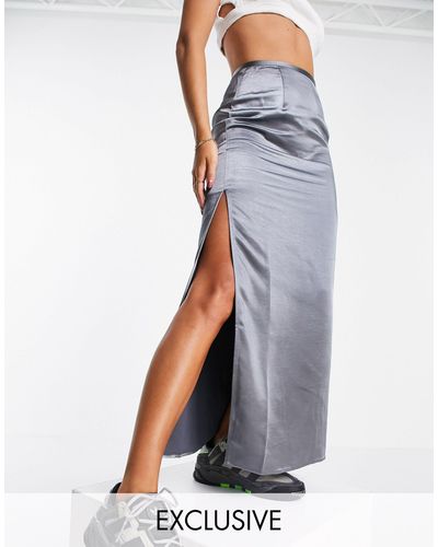 Collusion Asos design - jupe longue en satin avec fente - Gris