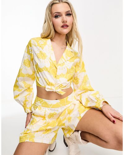 Miss Selfridge Poplin Overhemd Met Gestrikte Voorkant En Tropische Print - Geel