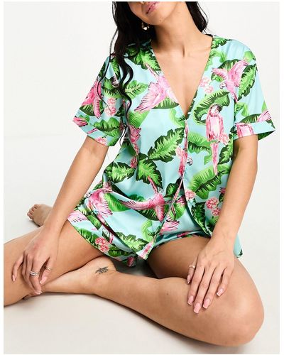 ASOS Pyjama avec chemise sans col et short en satin à motif perroquets - Vert