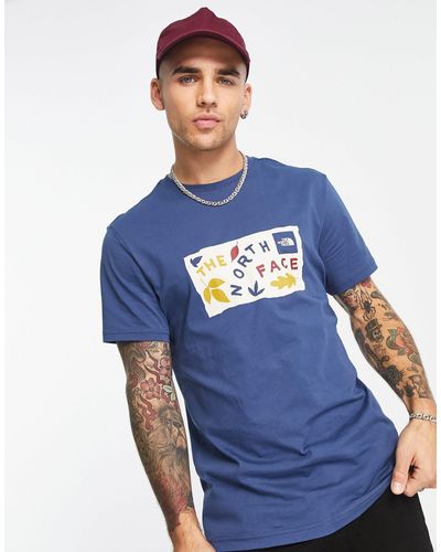The North Face T-shirt Met Print Van Getekende Bladeren Op - Blauw