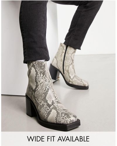 ASOS – chelsea-stiefel mit absatz aus kunstleder mit schlangenprint - Grau