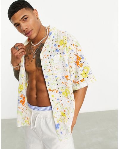 ASOS – kastiges oversize-hemd mit reverskragen, lochstickerei und farbspritzermuster - Mehrfarbig