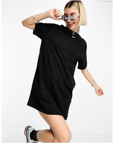 Nike Vestido corto básico estilo camiseta con logo - Negro