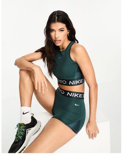 Nike Nike - pro training - débardeur court en tissu dri-fit brillant - jungle - Vert