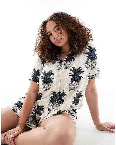 Chelsea Peers Curve - exclusivité - pyjama en jersey à imprimé ananas avec short et chemise manches courtes à revers - Blanc
