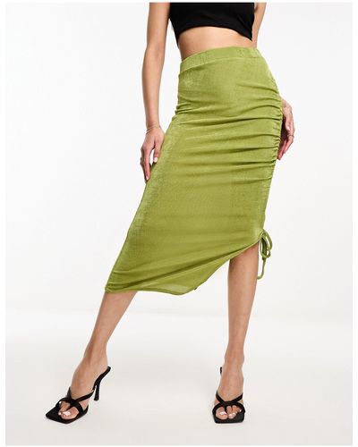 In The Style Slinky Ruched Detail Midi Skirt - Green