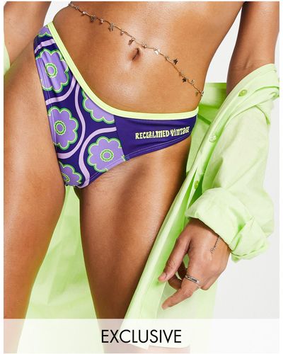 Reclaimed (vintage) Inspired - slip bikini stile tanga con davanti a v con stampa di margherite - purple - Viola