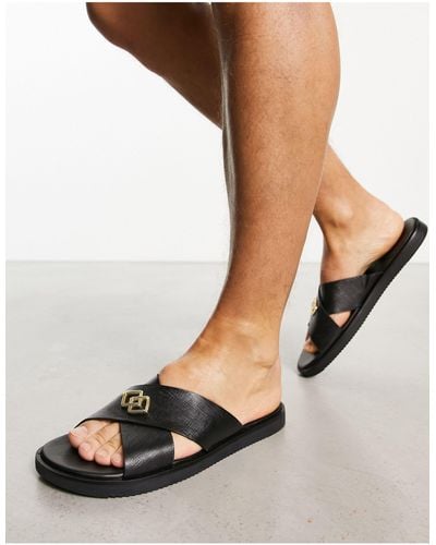 ASOS – sandalen aus schwarzem saffiano-leder mit überkreuzten riemen und plakette