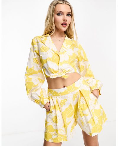 Miss Selfridge Pantalones cortos amarillos cómodos con estampado tropical