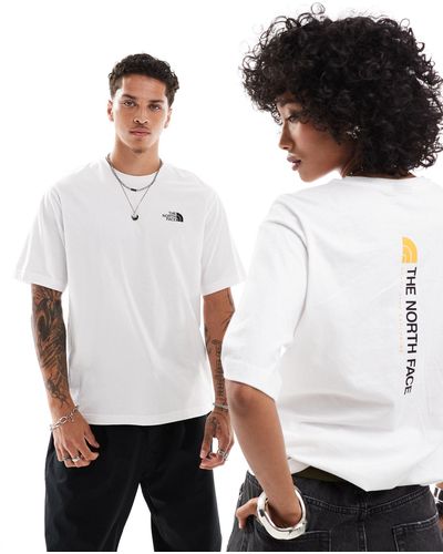 The North Face Camiseta blanca extragrande con estampado trasero del logo en vertical nse - Blanco