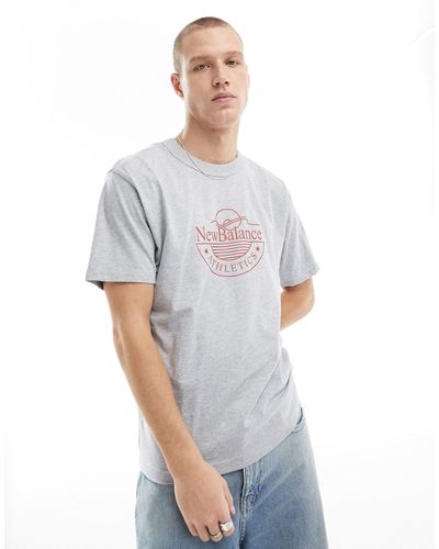 New Balance Camiseta gris con estampado gráfico clásico athletics