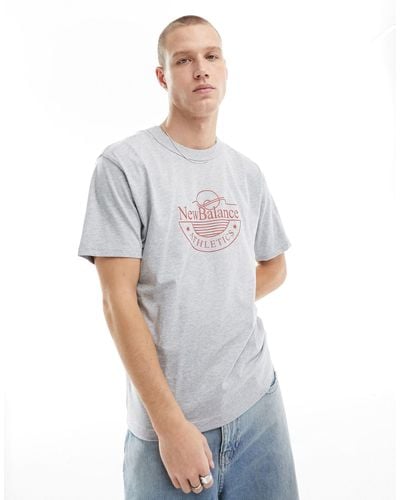 New Balance – athletics archive – t-shirt mit grafik - Grau