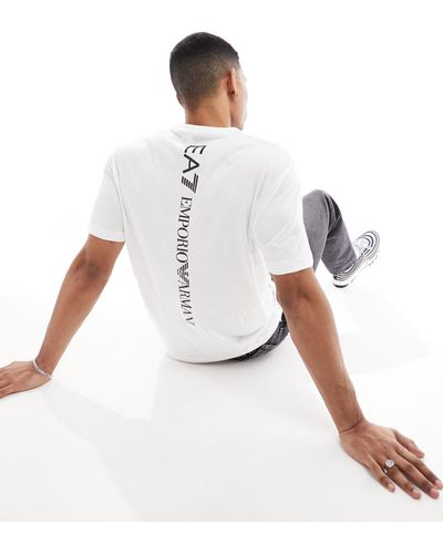 EA7 Camiseta blanca con logo pequeño y estampado en la espalda - Blanco