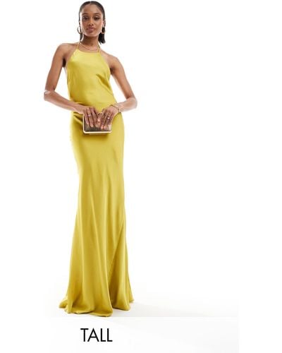 TFNC London L'invitée - robe satinée longue avec détail boutonné et lien noué au dos - citron - Métallisé