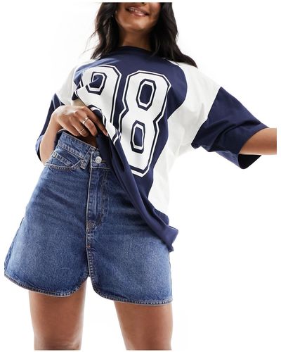 ASOS Mini-jupe en jean avec taille croisée sur le devant - moyen délavé - Bleu