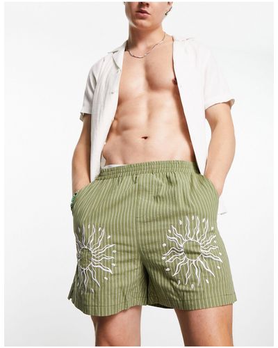 Reclaimed (vintage) Pantalones cortos a rayas con bordados - Verde