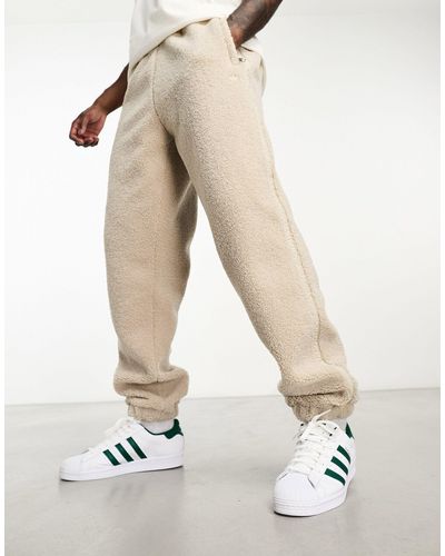 adidas Originals – premium essential – jogginghose aus teddy-fleece - Natur