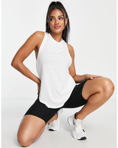 ASOS 4505 Camiseta sin mangas para yoga con detalle retorcido en la espalda - Blanco