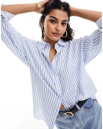 Stradivarius Camicia comoda effetto lino a righe chiaro - Blu