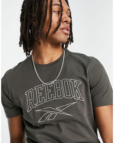 Reebok Camiseta marrón con logo delineado vintage exclusivo en asos