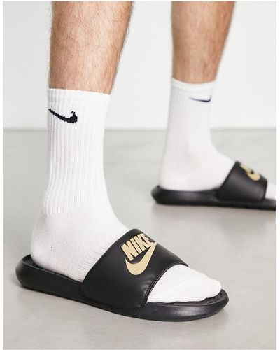 Nike Victori one - claquettes à logo or rose - Blanc