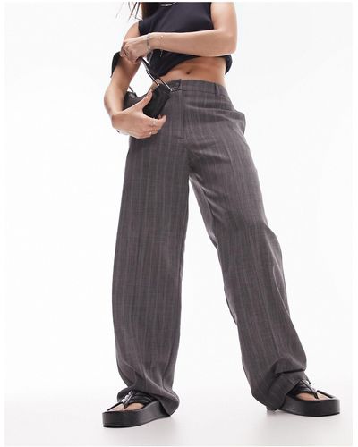 TOPSHOP Pantalones gris oscuro con raya diplomática gris claro, diseño deconstruido y bajos sin rematar - Multicolor