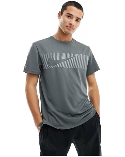 Nike – flash dri-fit miler – reflektierendes t-shirt - Grau