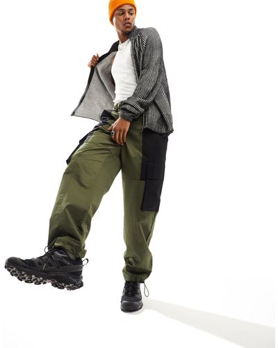 ASOS Pantalones cargo y negros holgados con diseño color block y detalle - Verde