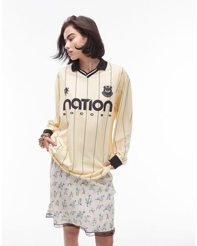 TOPSHOP Polo a maniche lunghe limone stile maglia da calcio con grafica "nation soccer" - Bianco