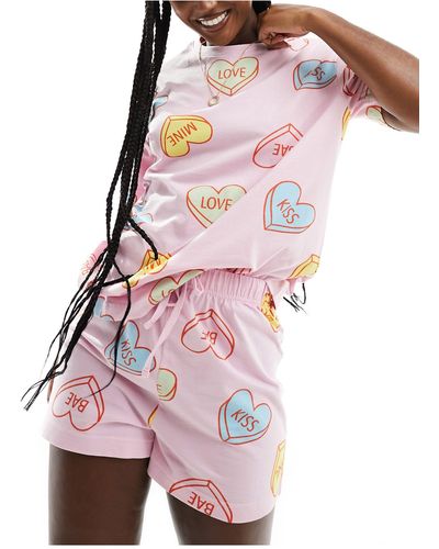 ASOS Pyjama avec t-shirt oversize et short à motif cœurs - Rose