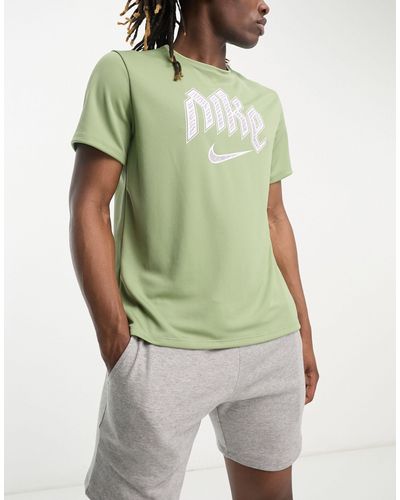 Nike Run division miler - t-shirt à logo virgule - kaki - Vert