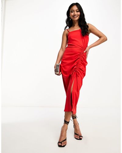 In The Style X gemma atkinson - vestito midi rosso arricciato con spacco sul davanti