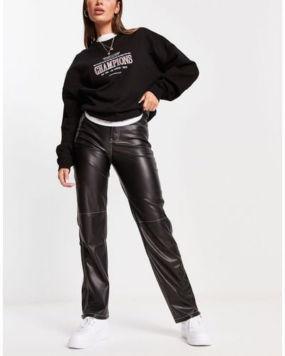 Bershka Pantalon cargo imitation cuir à coutures contrastantes - Noir