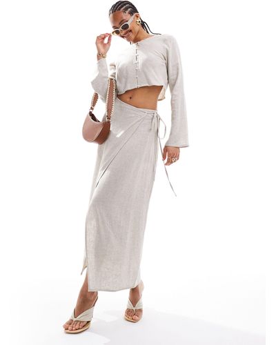 Pretty Lavish Falda larga color con diseño plegado - Blanco