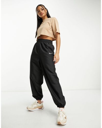 Nike Trend Woven baggy Parachute Pants in Purple
