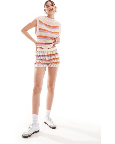 ASOS – knappe strick-shorts mit en streifen - Weiß