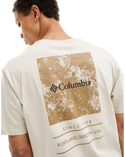 Columbia Exclusivité asos - - barton springs - t-shirt à imprimé au dos - taupe - Neutre