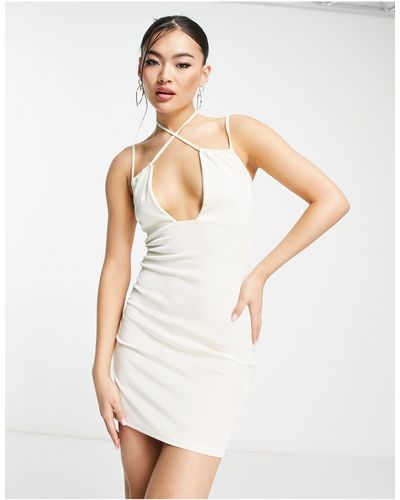 In The Style X yasmin devonport - exclusivité - robe moulante courte à découpe - crème - Blanc