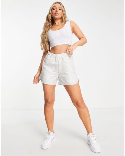 PUMA – summer resort – shorts mit em blumenprint - Weiß