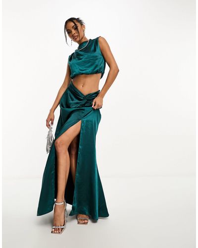 In The Style Exclusivité - jupe longue d'ensemble torsadée sur le devant en tissu satiné - bleu sarcelle - Blanc