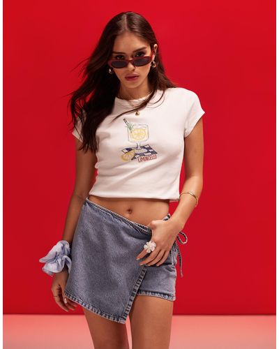 ASOS Camiseta blanca con diseño encogido y bordado - Rojo