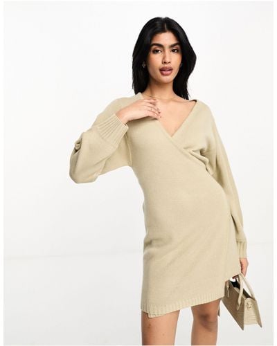 Pretty Lavish Beau - robe portefeuille courte en maille nouée à la taille - beige - Neutre
