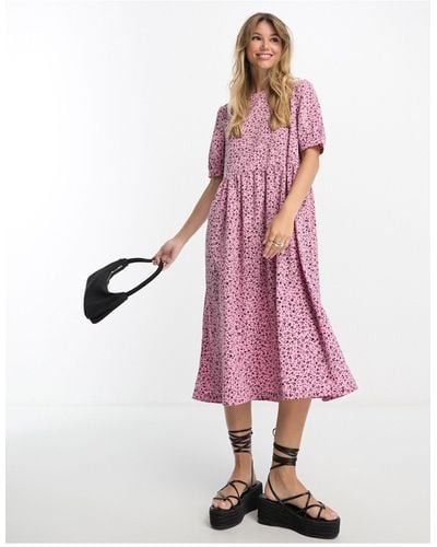 Monki – midi-hängerkleid mit wiesenblumenmuster - Pink