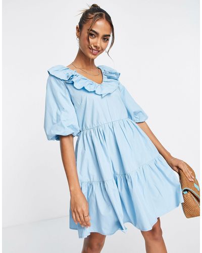 In The Style X lorna luxe - robe babydoll courte avec encolure à volants - Bleu
