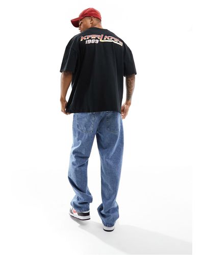 Karlkani T-shirt oversize nera con stampa stile racing riflettente sul retro e firma - Blu