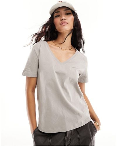Mango T-shirt classic con scollo a v color cammello - Bianco