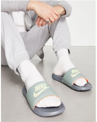 Nike Victori One - Slippers Met Oranje Logo - Wit